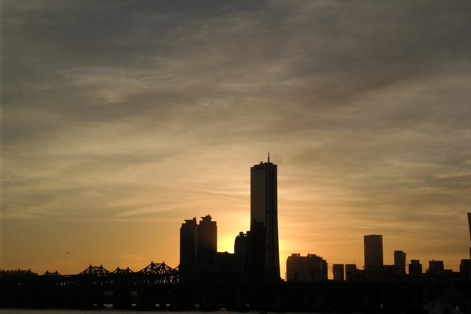 가을 하늘 붉은 노을 아래 the city of Seoul 대표 이미지
