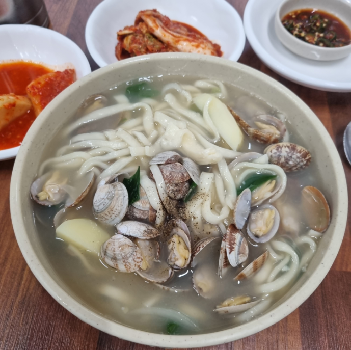 방축리 주차장 | 경차부터 특대형까지 주차 가능한 대형 주차장   인근 맛집 '전라도손칼국수' 안내